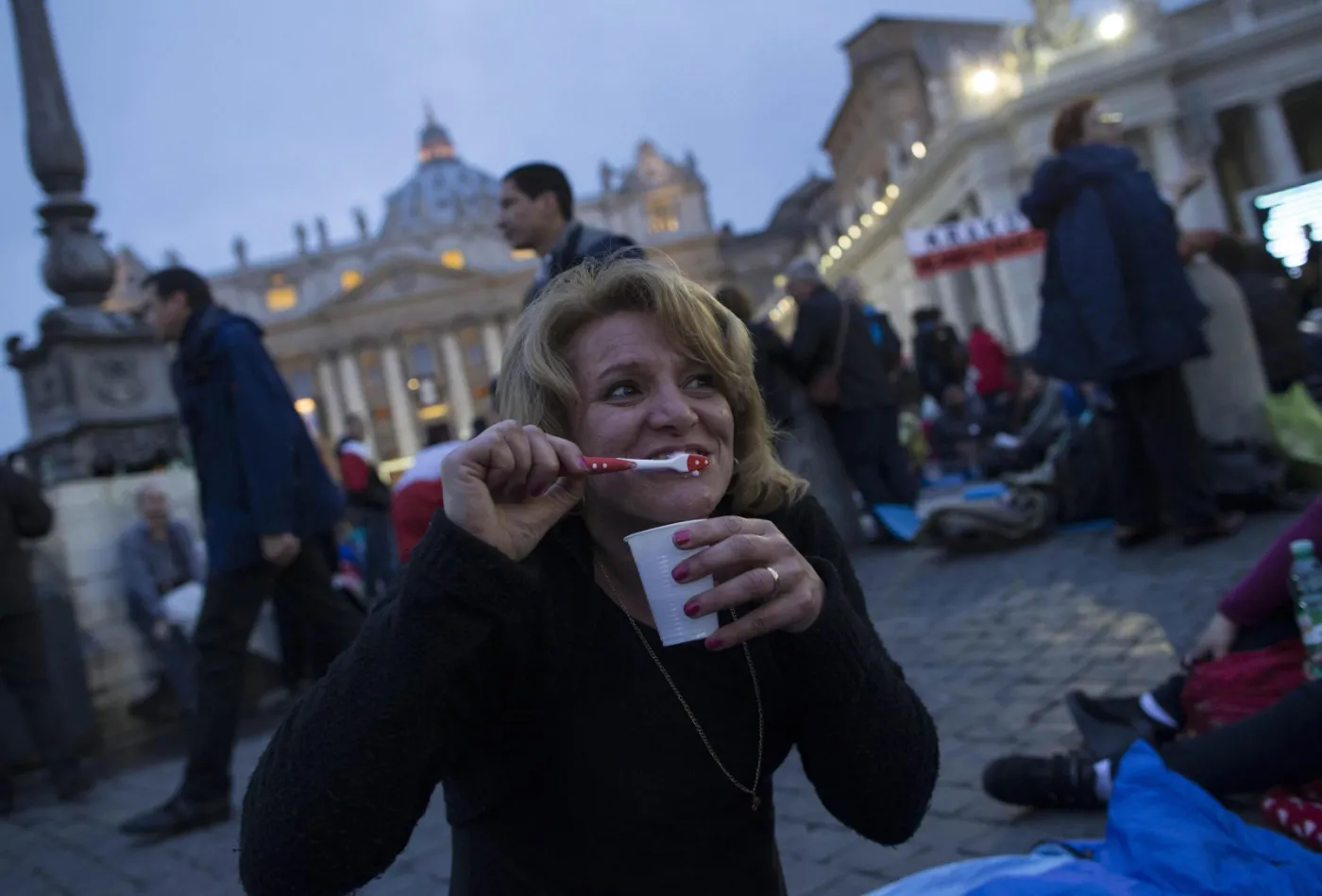 Wierni na placu św. Piotra przed kanonizacją