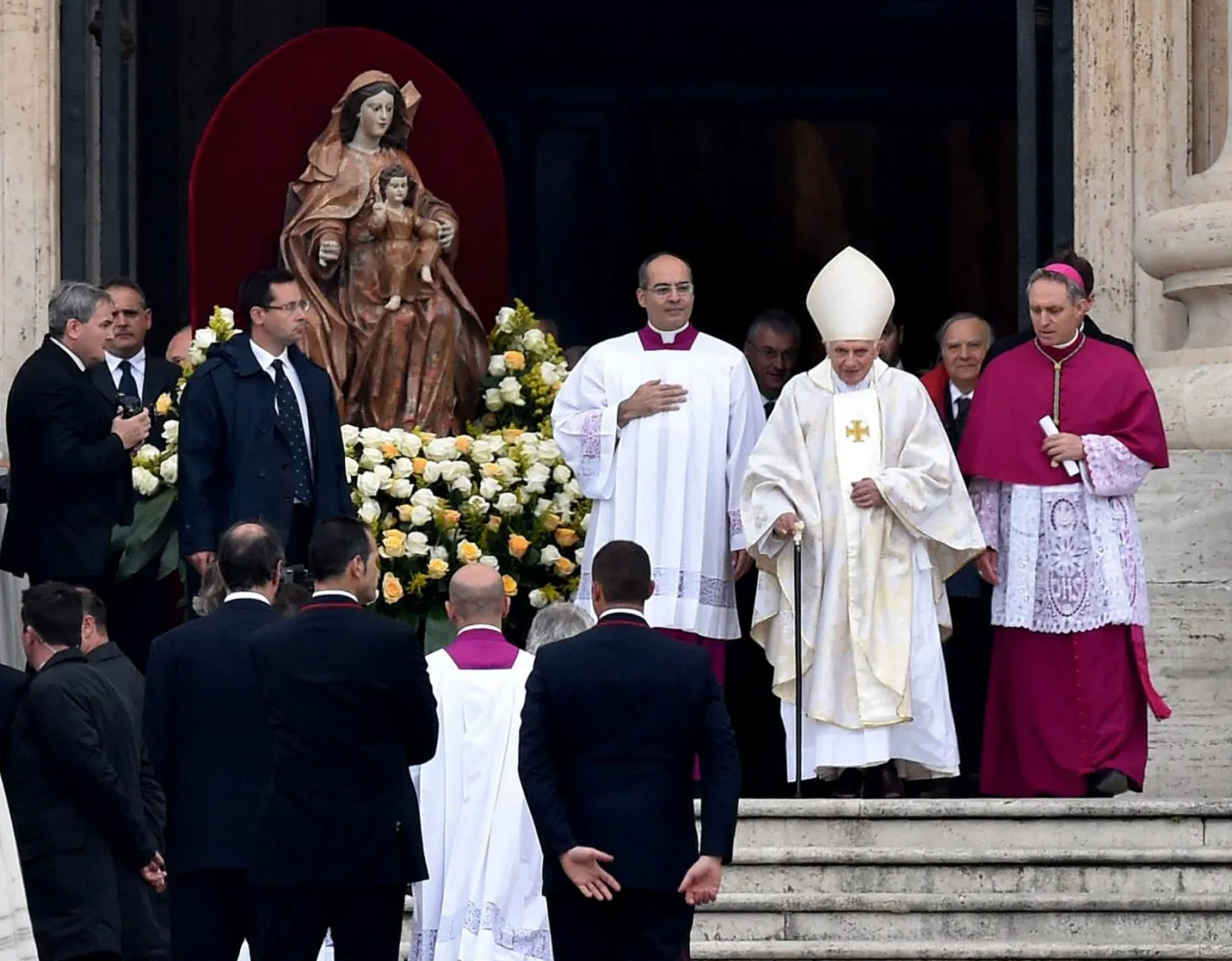Papież-emeryt Benedykt XVI na placu świętego Piotra