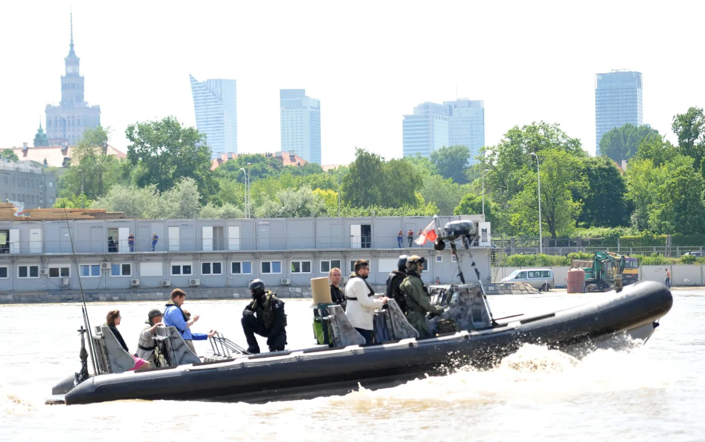 Hanna Gronkiewicz-Waltz i Rafał Trzaskowski przeprowadzili inspekcję na dwóch wojskowych pontonach PAP/Bartłomiej Zborowski