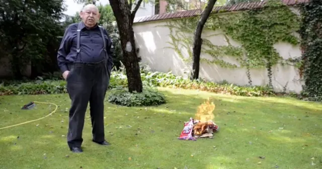 Urban nakręcił filmik dla kibiców: Pali szalik z polskim godłem i śpiewa "na stos, kopnęliśmy, wasz życia los"