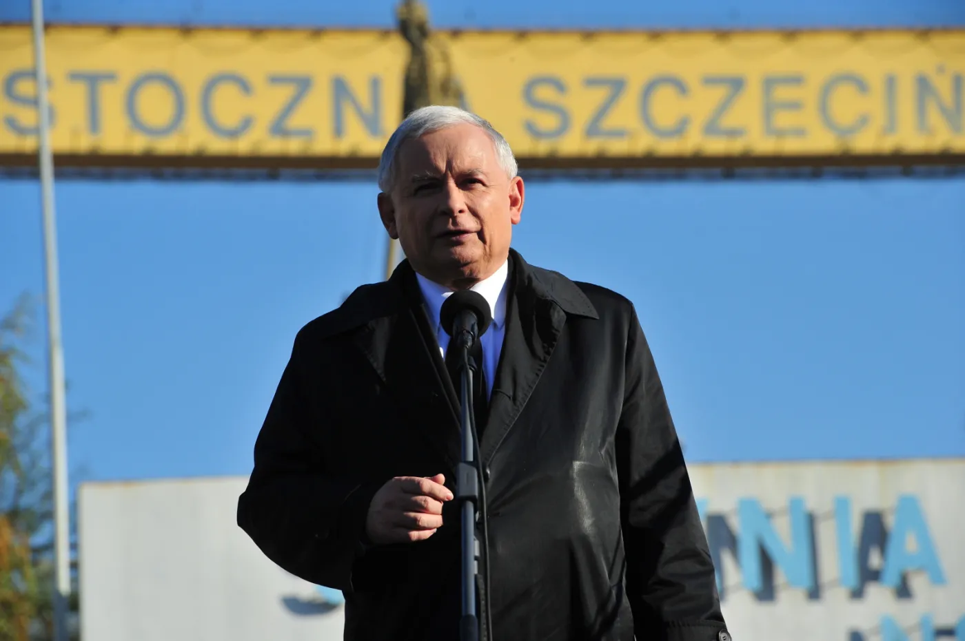 Prezes PiS Jarosław Kaczyński podczas swojego wystąpienia pod bramą nieistniejącej Stoczni Szczecińskiej,  PAP/Marcin Bielecki