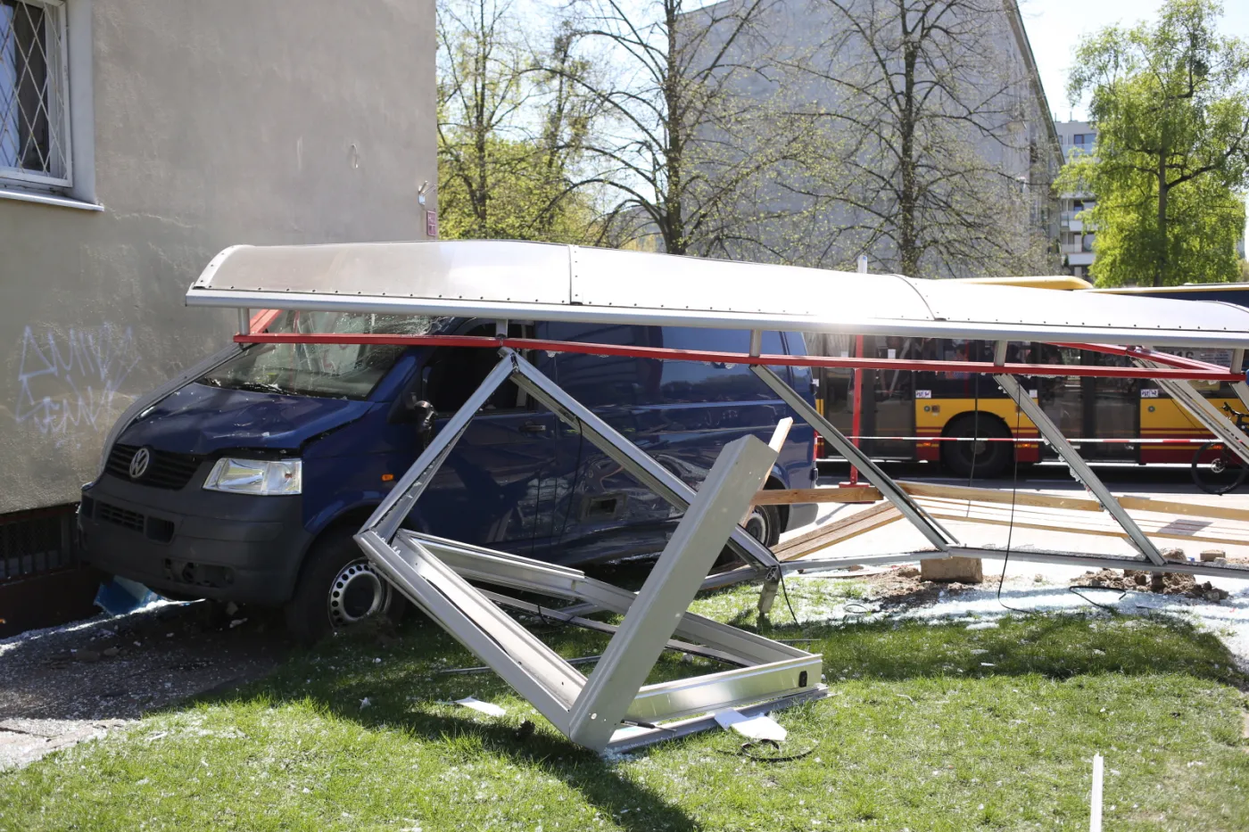 Samochód uderzył w przystanek w Warszawie: 2 osoby ranne