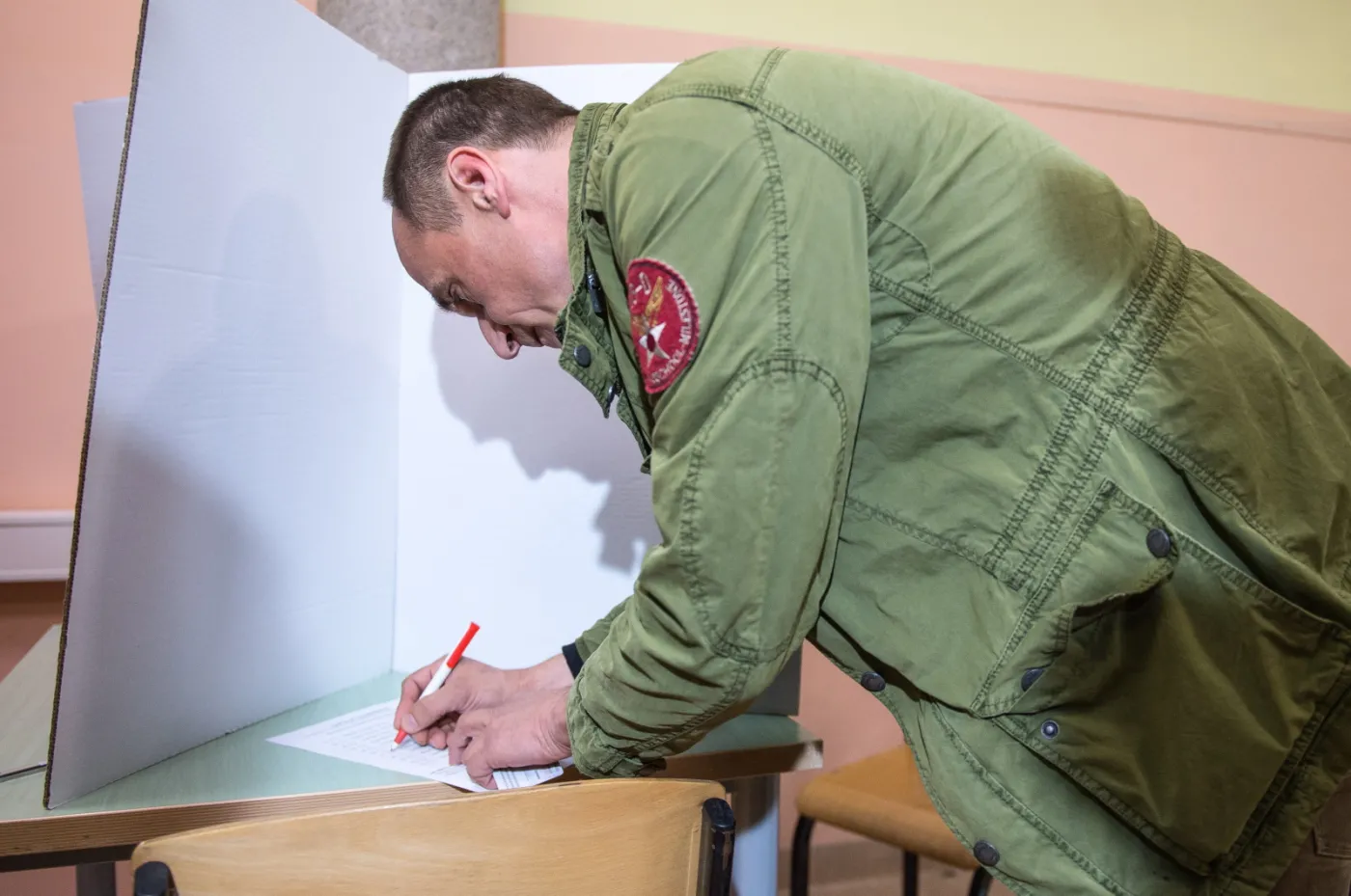 Kandydujący na urząd prezydenta Paweł Kukiz głosuje w pierwszej turze wyborów prezydenckich w lokalu wyborczym we Wrocławiu