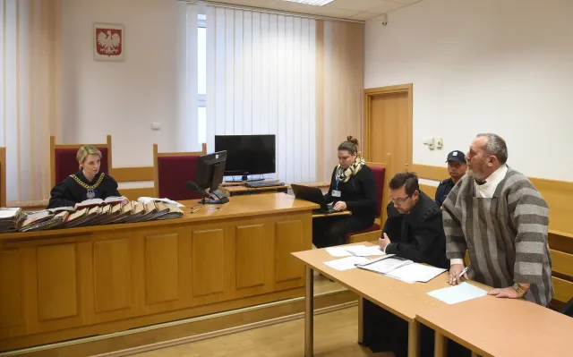 Rzucił tortem w sędziego na rozprawie Kiszczaka - teraz skazano go na 2 miesiące więzienia