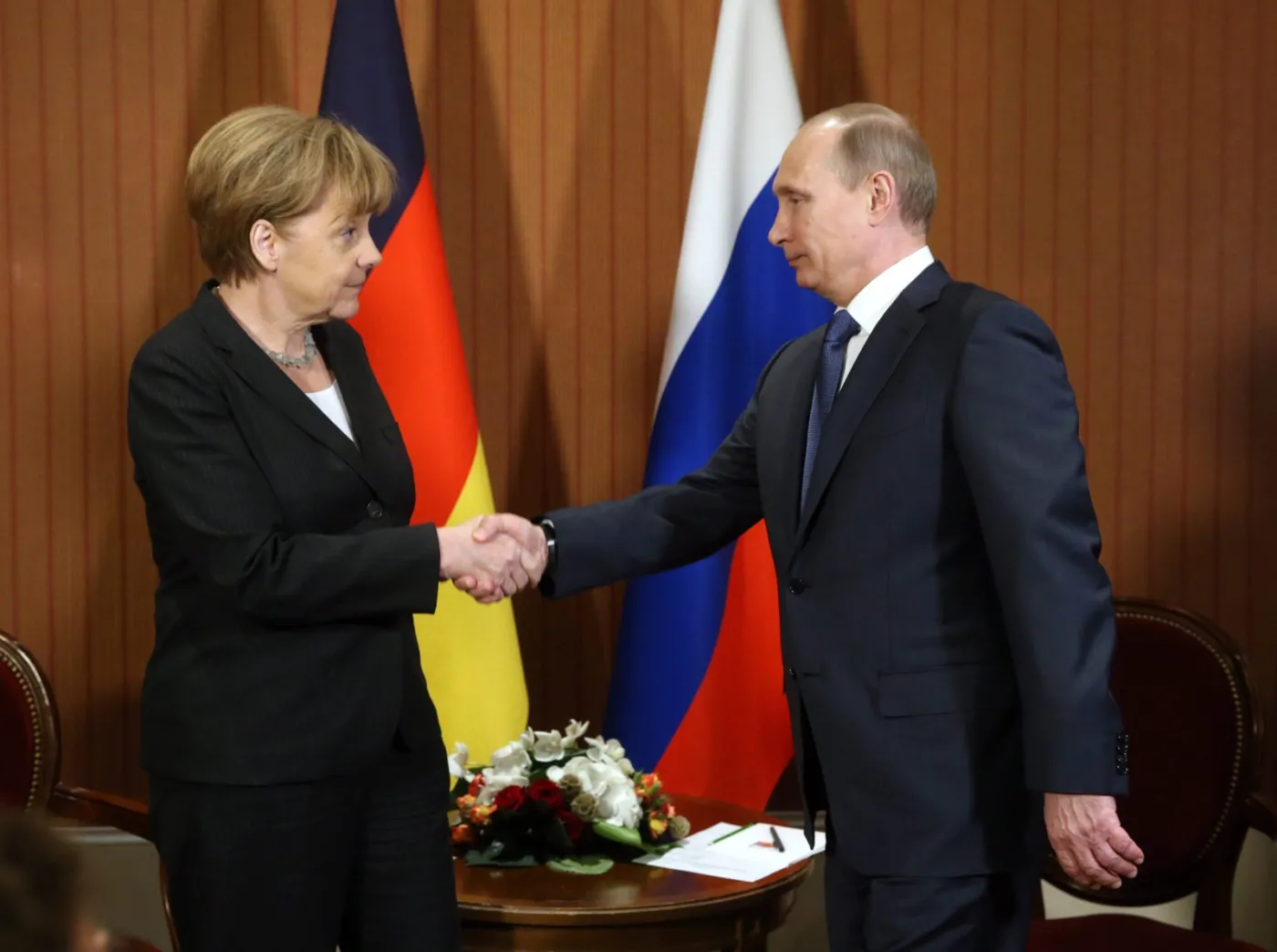 Angela Merkel i Władimir Putin EPA/SERGEI CHIRIKOV