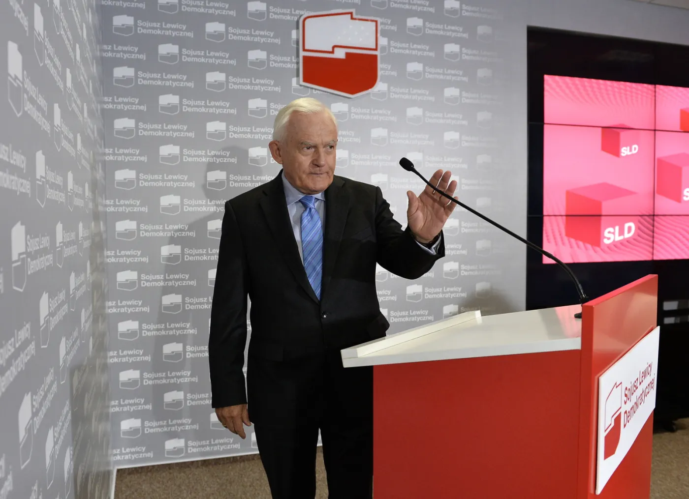 Przewodniczący Sojuszu Lewicy Demokratycznej Leszek Miller, podczas konferencji prasowej po spotkaniu prezydentów i kandydatów SLD na prezydentów miast oraz liderów list Sojuszu Lewicy Demokratycznej w wyborach do sejmików wojewódzkich. Fot.  PAP/Marcin Obara , 