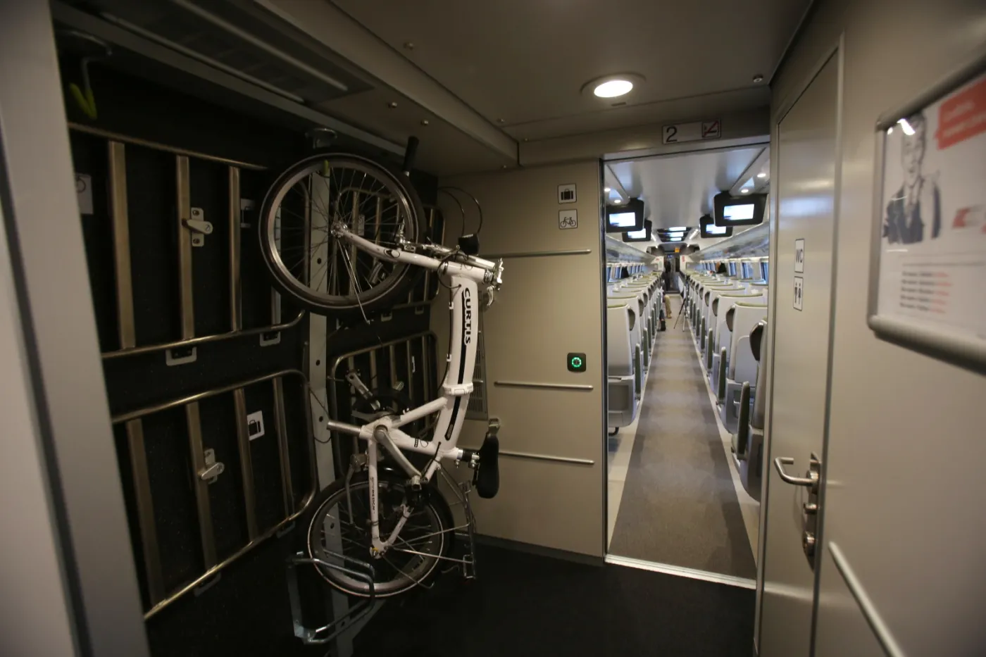2013910-wnetrze-pociagu-pendolino-ktory.jpg