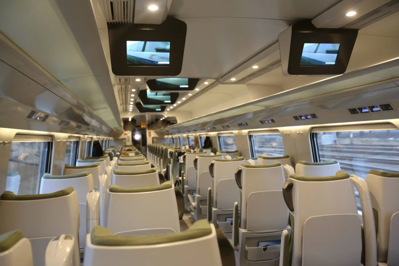2013926-wnetrze-pociagu-pendolino-ktory.jpg