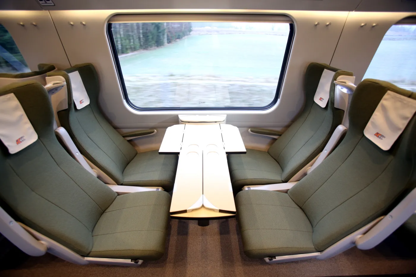 2013990-wnetrze-pociagu-pendolino-ktory.jpg