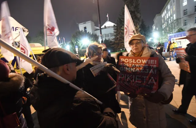 „Stop dla chaosu w szkole”. Protest rodziców i nauczycieli przed Sejmem
