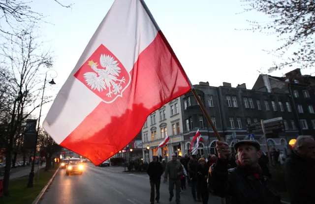 Wojna o pomnik smoleński: Decyzję podejmie Gliński, Warszawa grozi nadzorem budowlanym