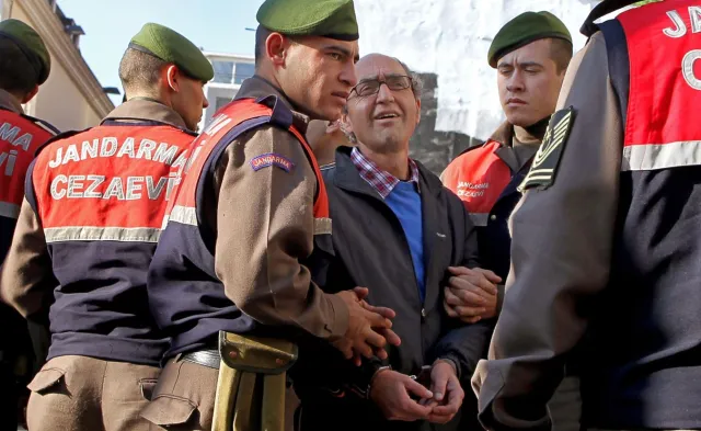 Hiszpania: Pisarz krytykujący Erdogana warunkowo zwolniony z aresztu. Został aresztowany na prośbę Turcji