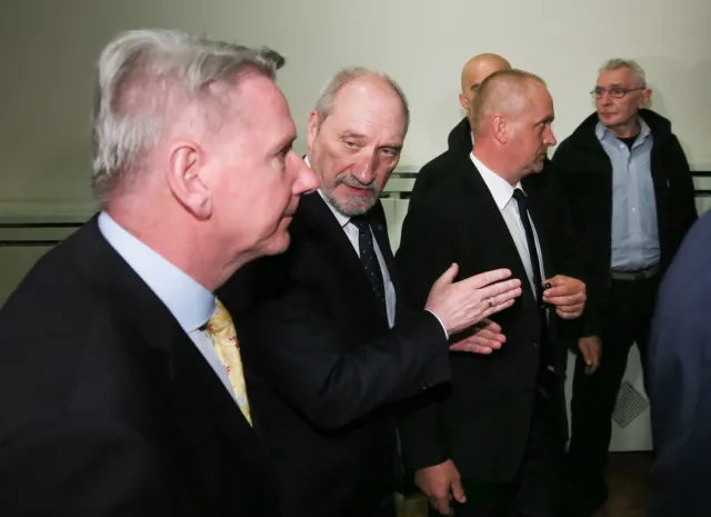 Szef MON odsłonił popiersie Lecha Kaczyńskiego