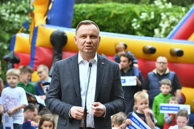 Duda: Należy chronić dzieci przed ideologią LGBT