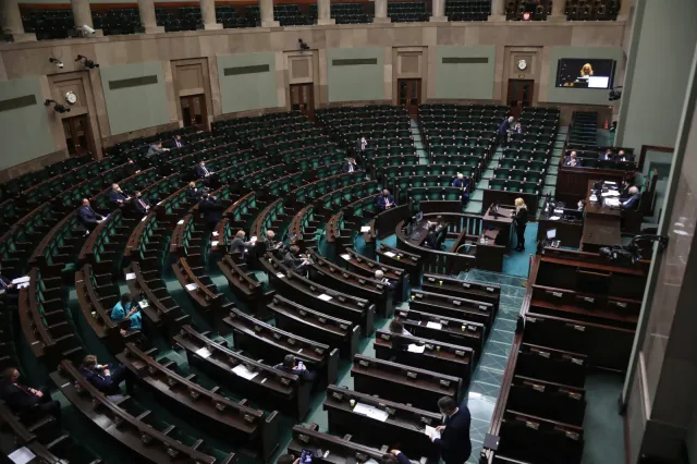 Sejm przyjął poprawki do ustawy covidowej, która wspiera zakłady aktywności zawodowej
