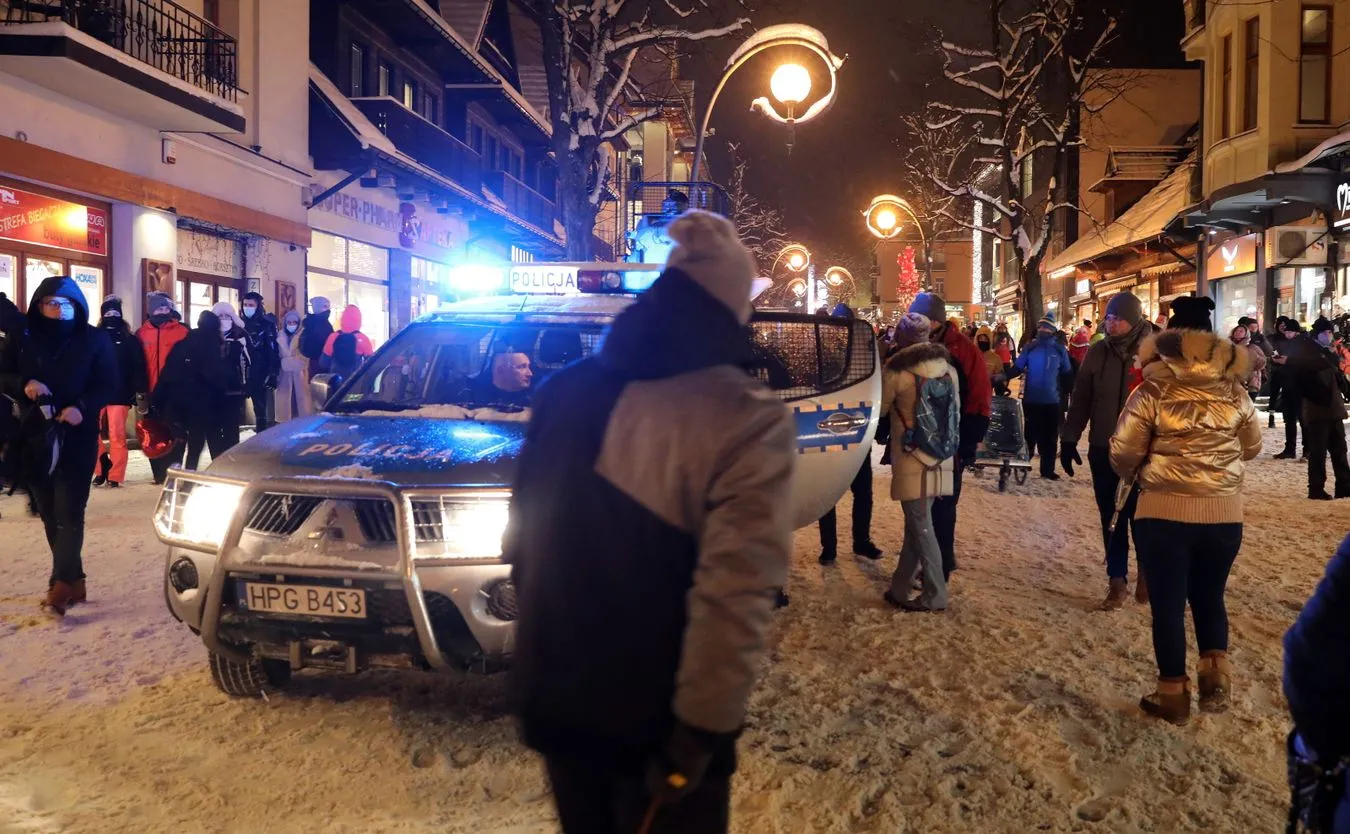 Tłumy na Krupówkach w Zakopanem. 137 interwencji policji
