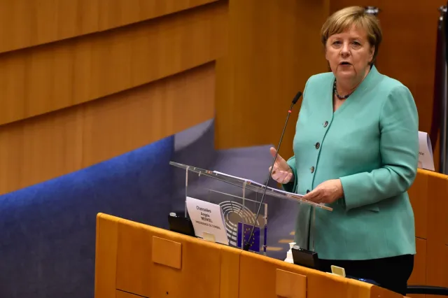 Merkel apeluje o wspólne reagowanie na "ataki hybrydowe” Rosji i wzywa do rozmów z Putinem