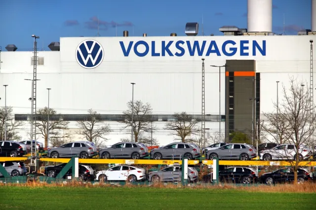 Potężne zwolnienia w fabrykach Volkswagena. "To nie jest machanie szabelką"