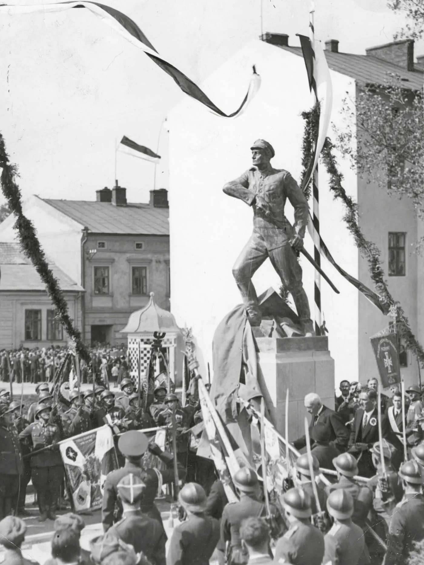 Niepodległość znaczona pomnikami