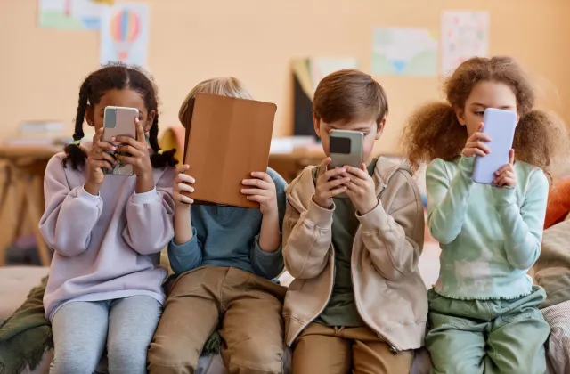 Telefony w szkołach. Eksperci: Zakazy to za mało [RAPORT]