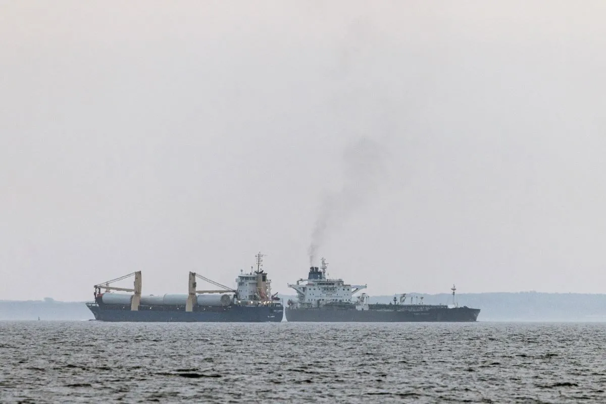 Rosyjska ciemna flota: ekologiczna bomba zegarowa na Morzu Bałtyckim. Środowisko, ekologia Agerso na Bałtyku. Tankowiec Sahow Turbo Voyager, po prawej, przepływa w odległości 600 metrów od statku towarowego BBC Lisbon u wybrzeży Agerso w Danii, w czwartek 15 sierpnia 2024 r. Fotograf: Carten Snejbjerg/Bloomberg