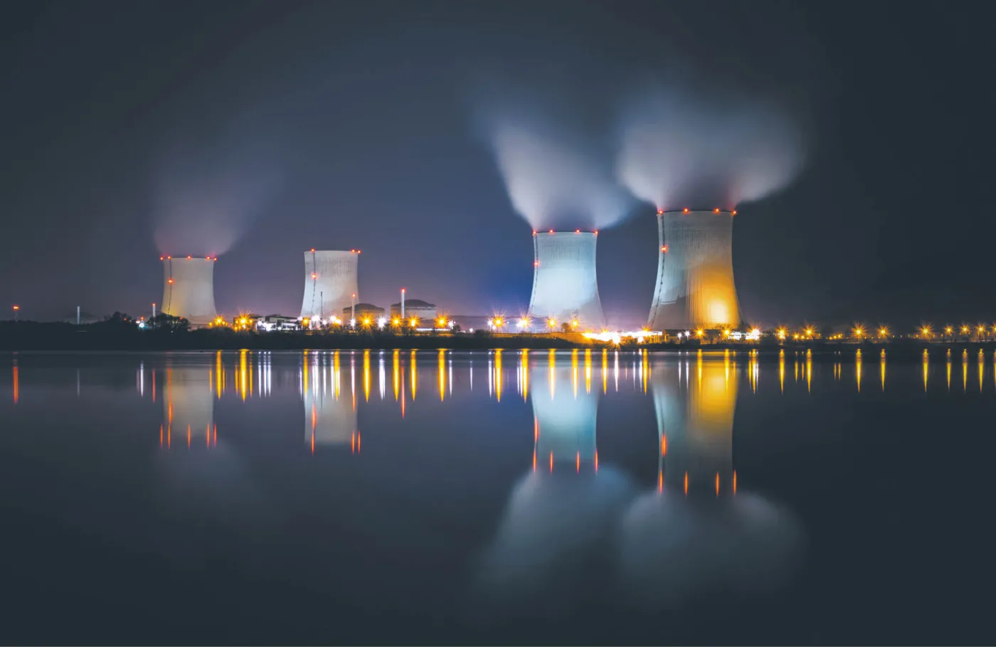 Chłodnie elektrowni stojące nad wodą