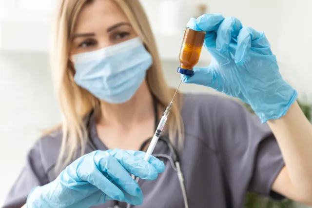 Rząd znów chce znów szczepić na COVID-19. Tymczasem brakuje szczepionek