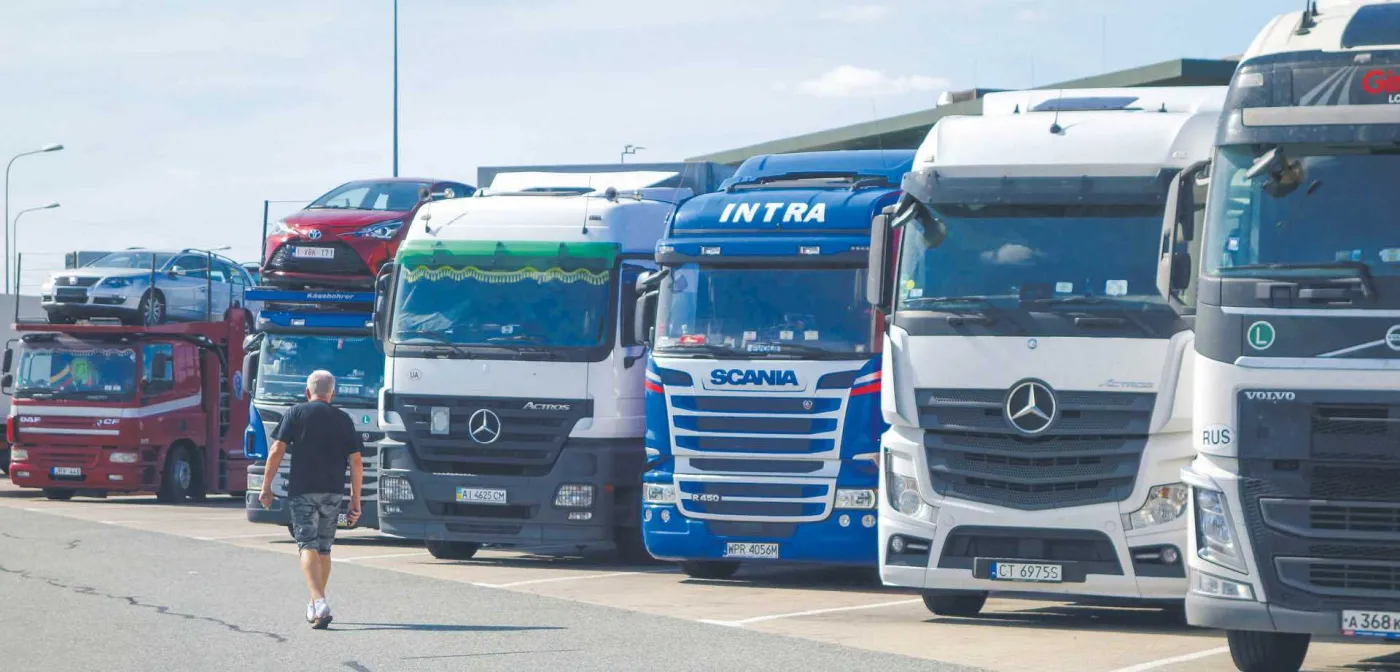 Towary i podróżnych wożą już kierowcy z Indii