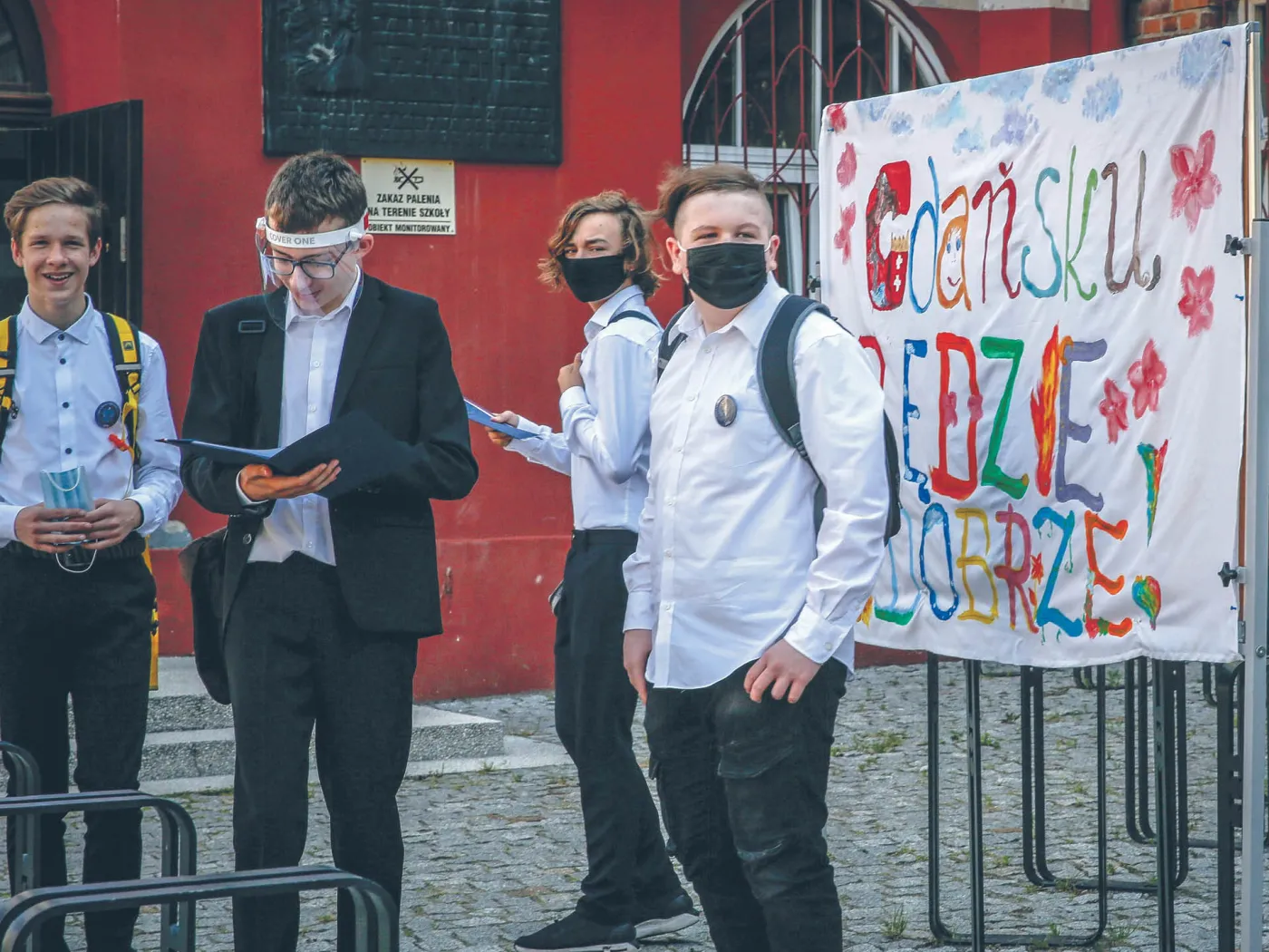 Pandemiczny czerwony pasek na cenzurkach