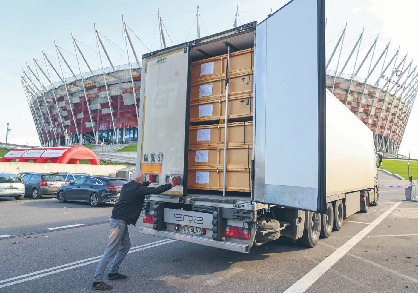 45 km instalacji elektrycznej i 2 tysiące chętnych do pracy