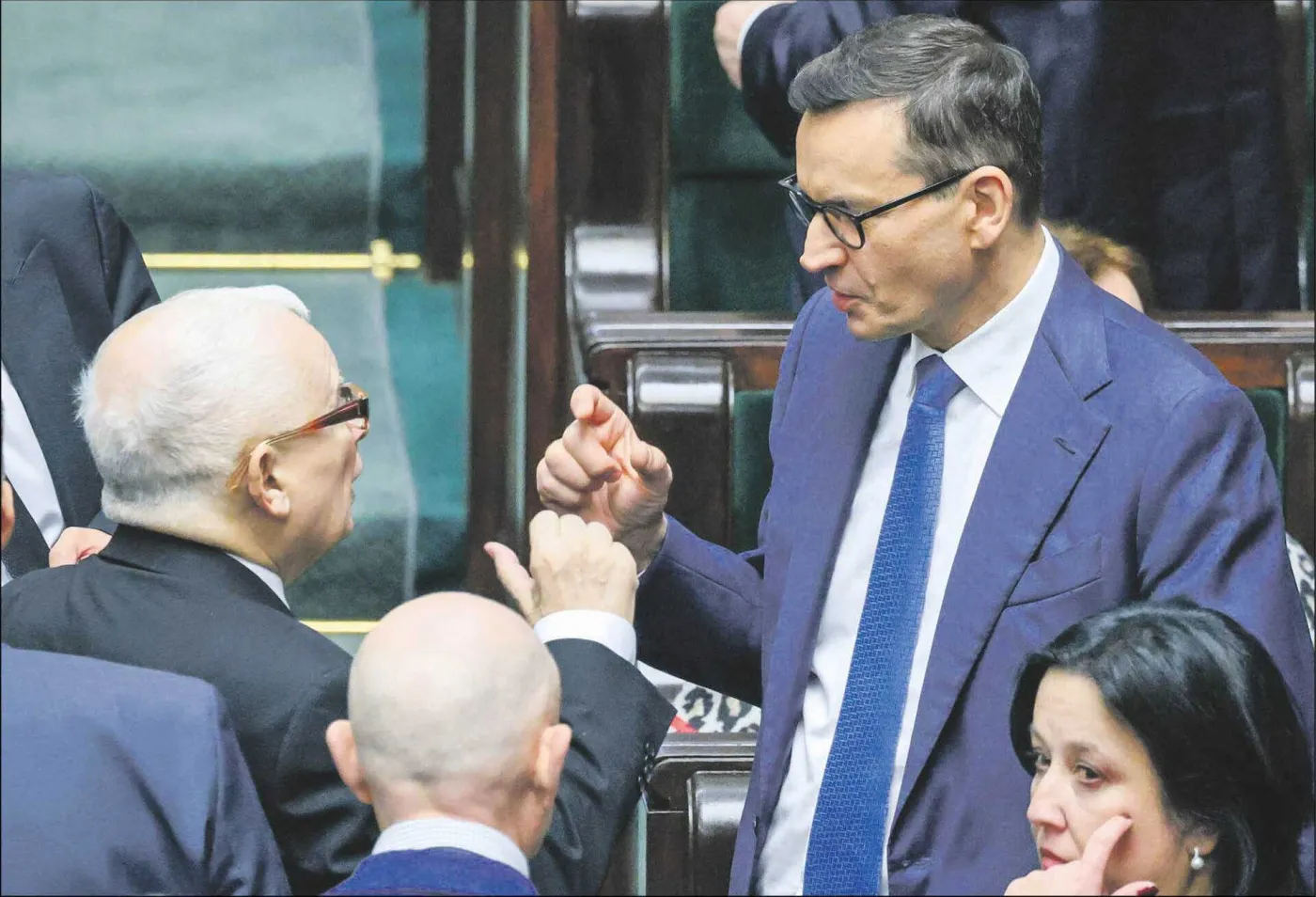 Walka o przyszłość PiS wyszła spod dywanu. Morawiecki w zmowie z Tuskiem?