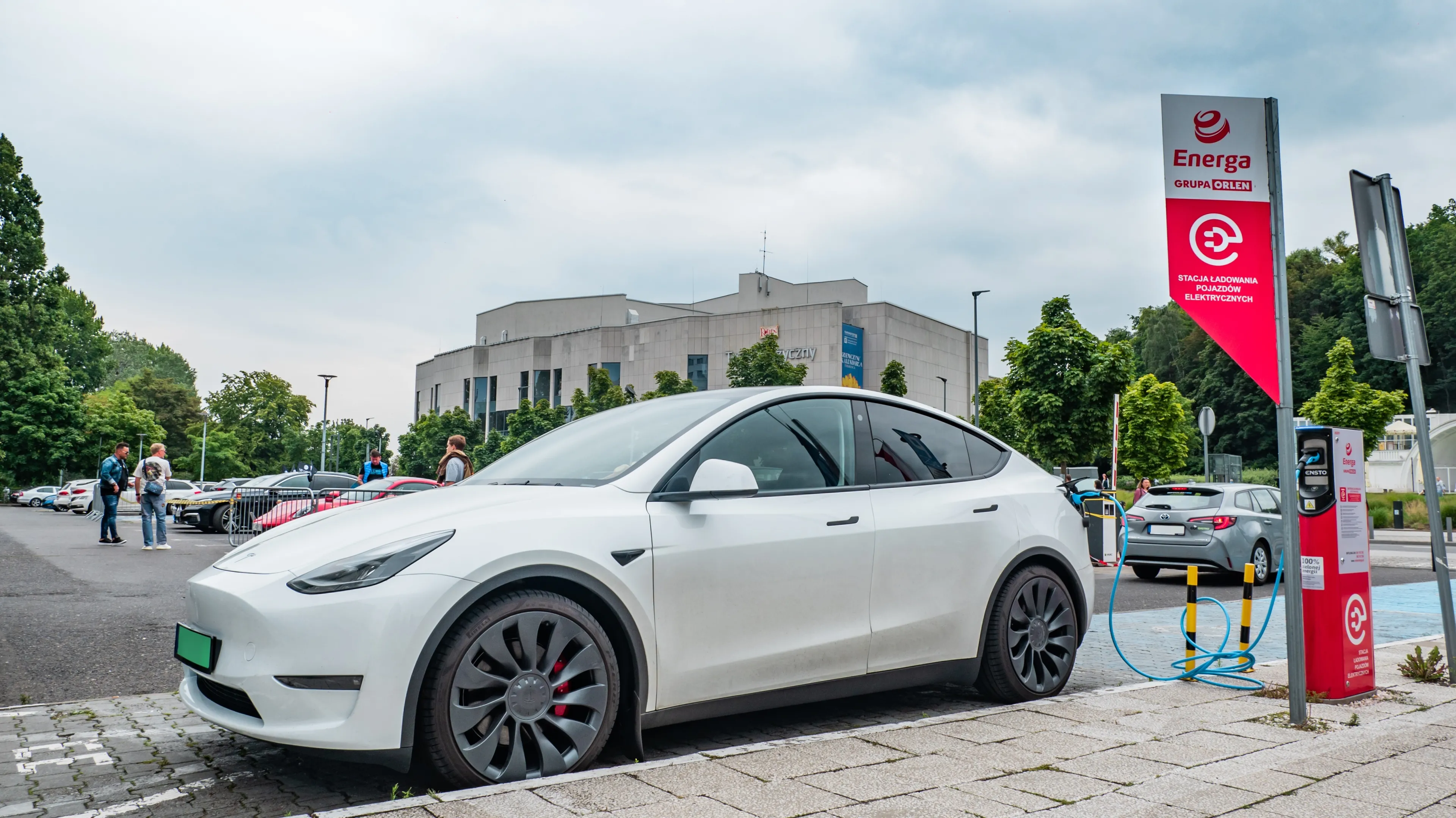 Wojna podbija ceny paliw. Kierowcy szukają alternatywy. Elektryki zdominują rynek?