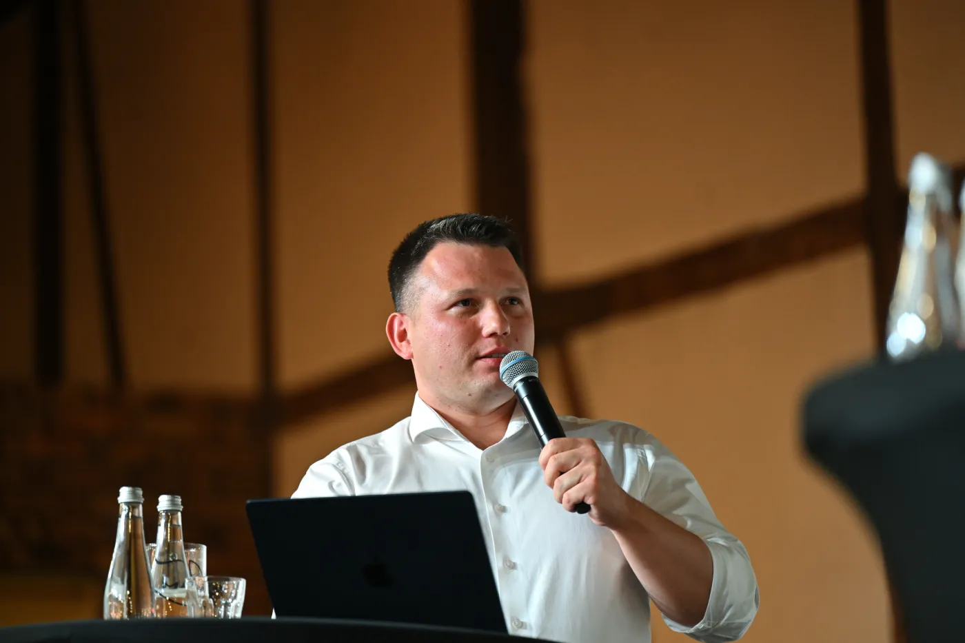 Sławomir Mentzen punktuje pomysł Nawrockiego i Glapińskiego na SAFE. "Pieniądze nie biorą się z czarów"