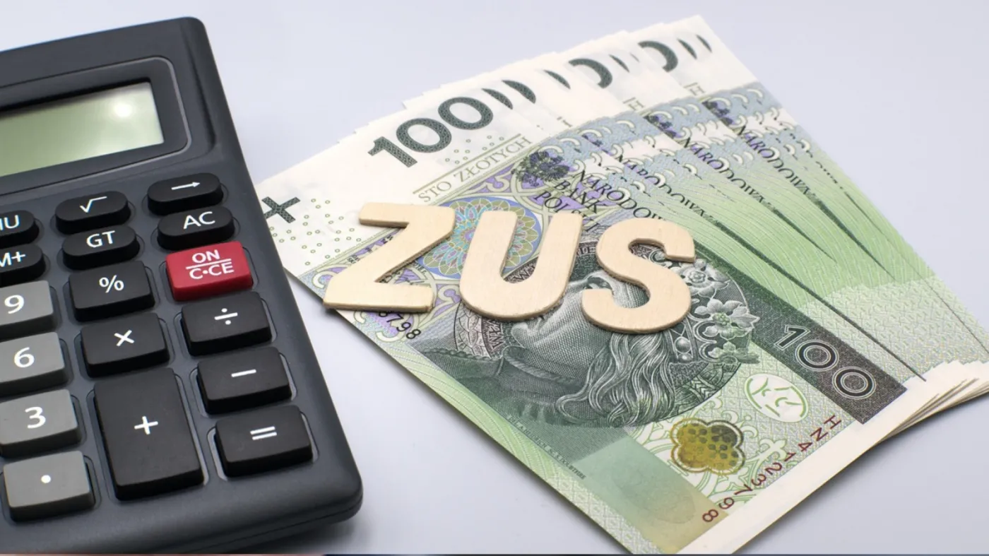 kalkulator, pieniądze, napis ZUS