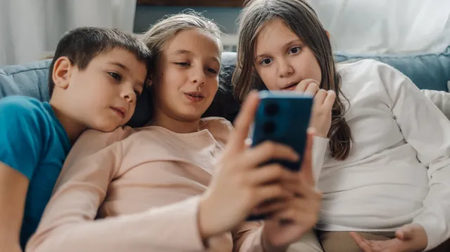 Nauka to zaledwie 1 proc. czasu. Porażający raport o dzieciach w internecie