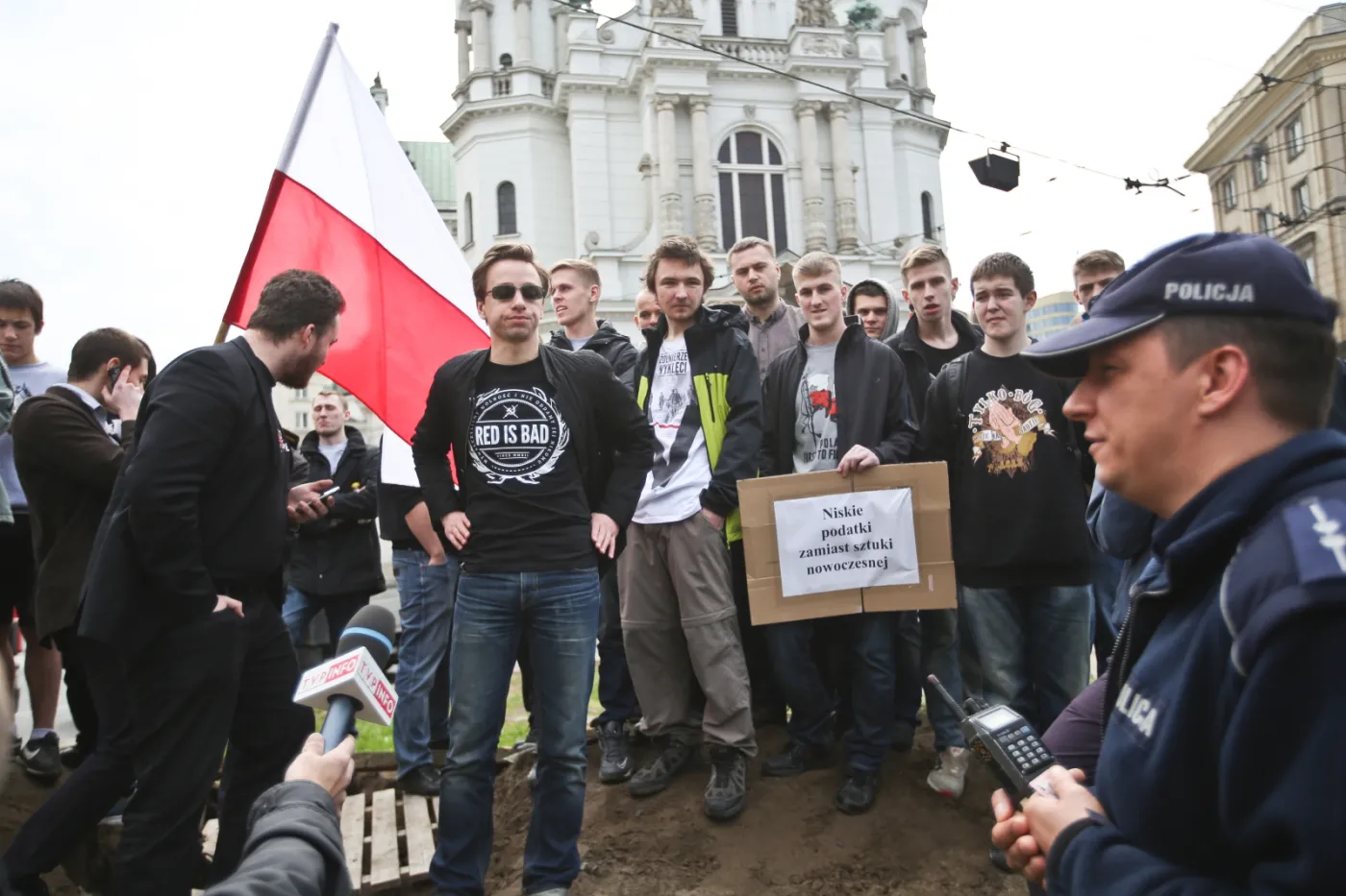 Narodowcy blokują odbudowę tęczy na pl. Zbawiciela. Fot. Rafał Guz