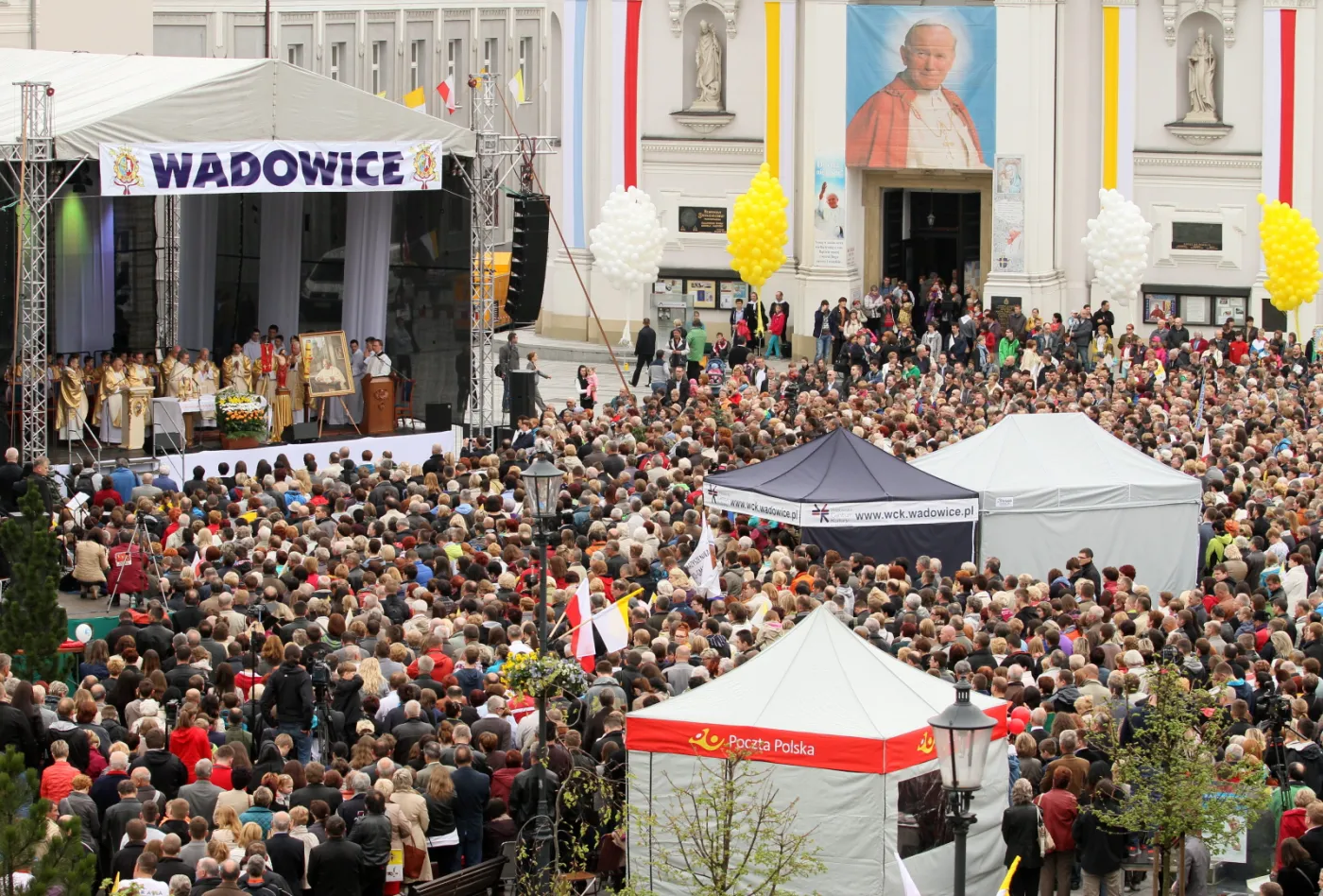 Wierni zgromadzeni przed bazyliką Ofiarowania NMP w Wadowicach