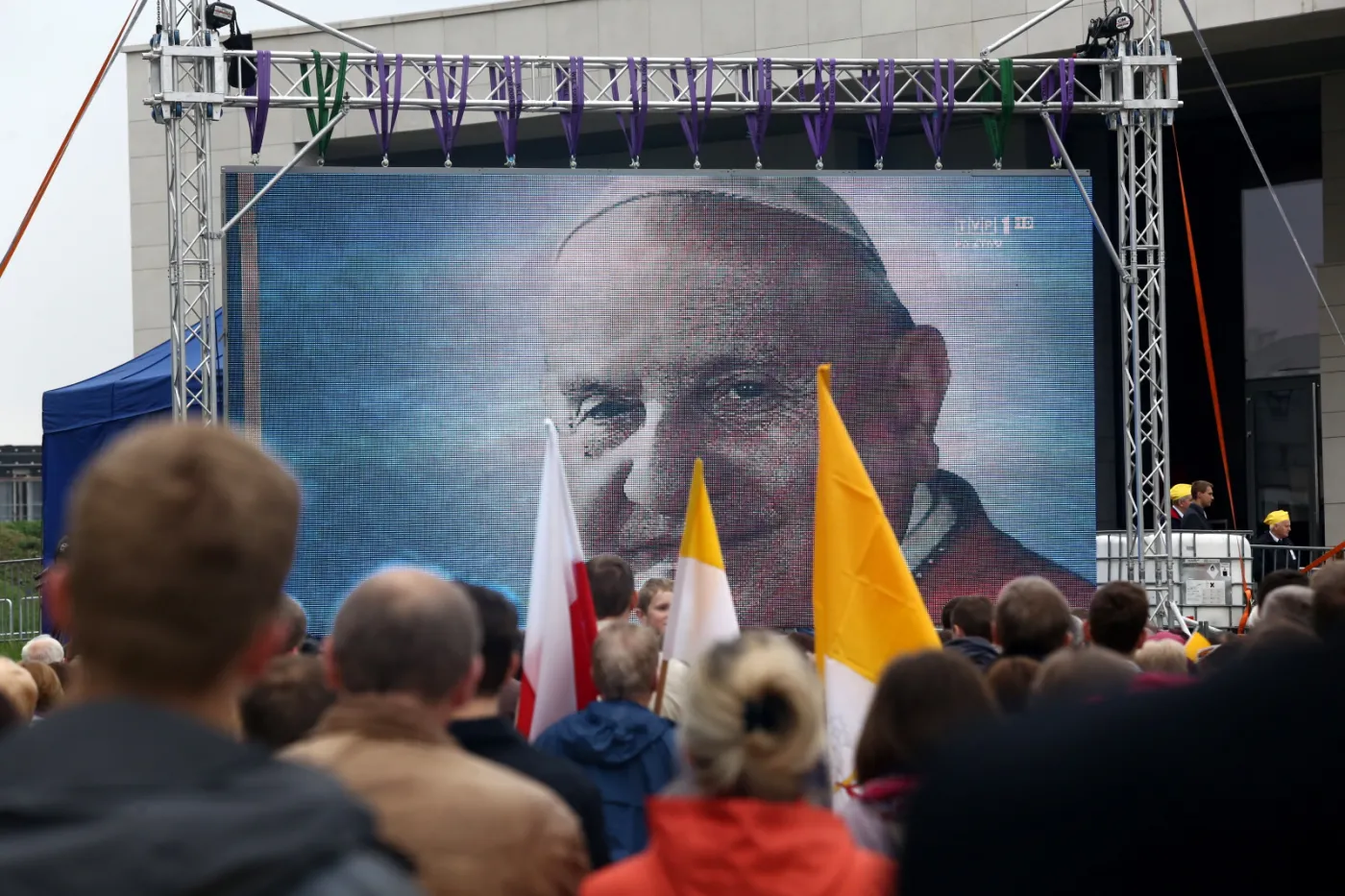 Wierni zgromadzeni przed Świątynią Opatrzności Bożej w Warszawie uczestniczą w wyświetlanej na telebimach mszy kanonizacyjnej