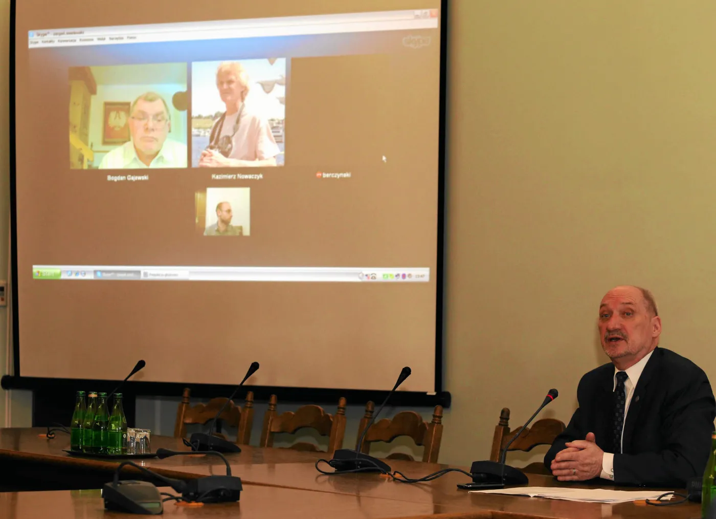 Antoni Macierewicz i jego eksperci Bogdan Gajewski, Kazimierz Nowaczyk i Wacław Berczynski (na ekranie) podczas posiedzenia Parlamentarnego Zespołu ds. katastrofy smoleńskiej. 