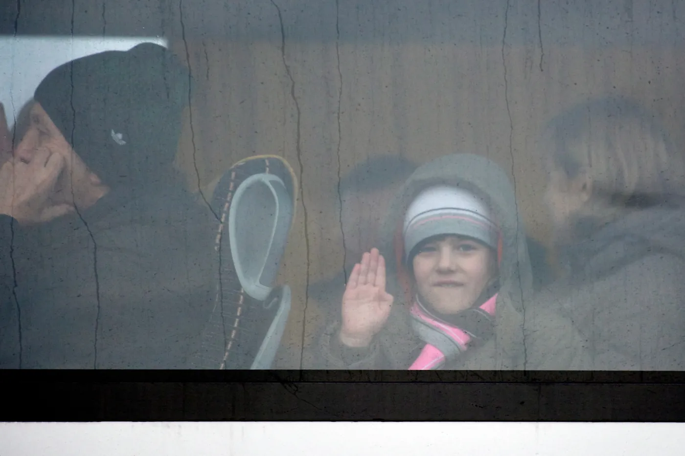 Uchodźcy przewożeni są autokarem do punktu odprawy paszportowej na lotnisku w Królewie Malborskim