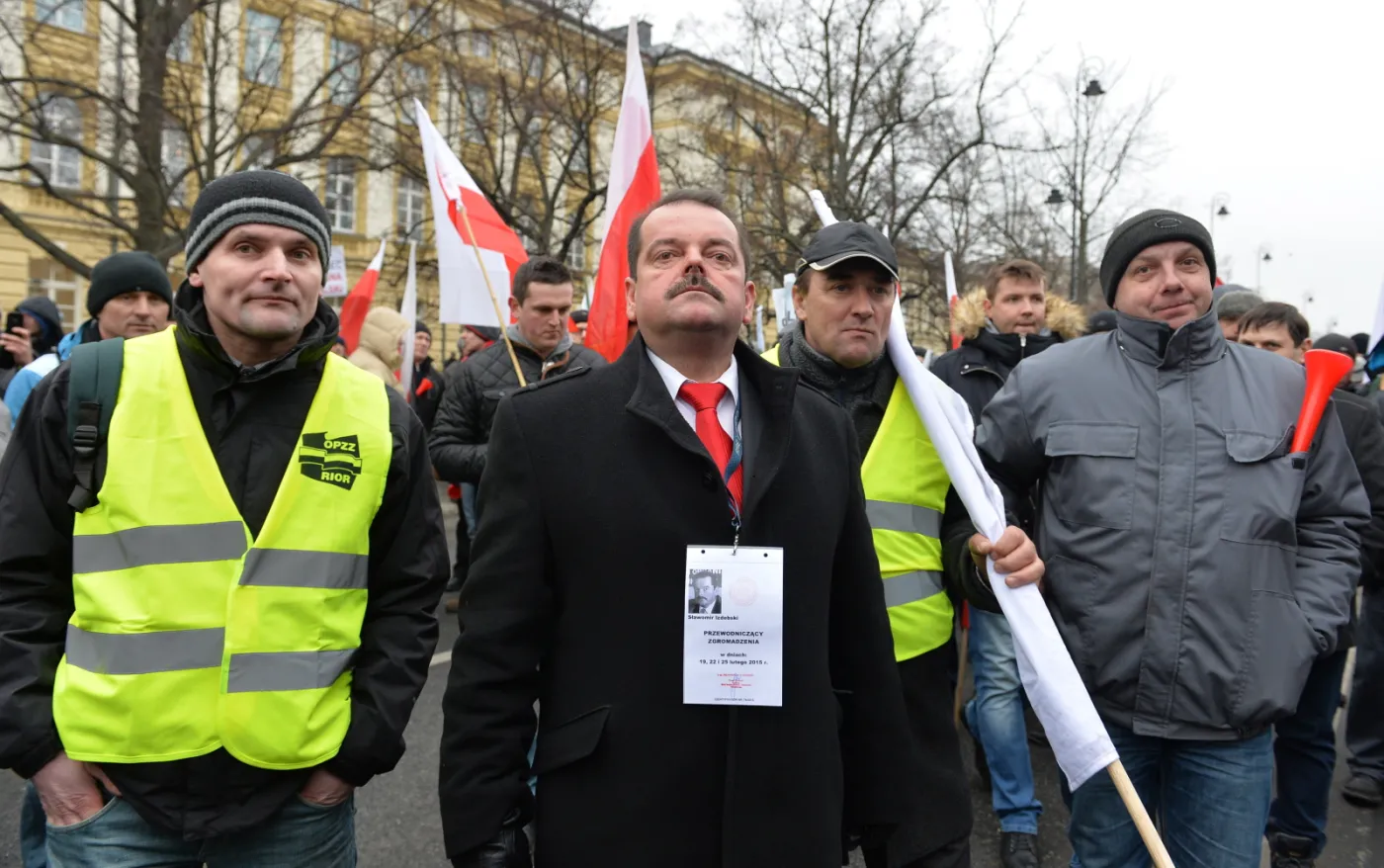 Szef OPZZ Rolników i Organizacji Rolniczych Sławomir Izdebski (C) podczas protestu rolników przed KPRM,  PAP/Marcin Obara