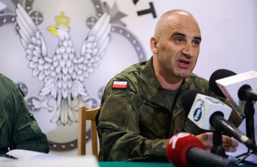 Szef Inspektoratu Uzbrojenia gen. bryg. Adam Duda podczas konferencji prasowej w Warszawie, 17 bm., odnoszącej się do publikacji tygodnika WPROST ws. przetargu na śmigłowce dla Sił Zbrojnych RP. 