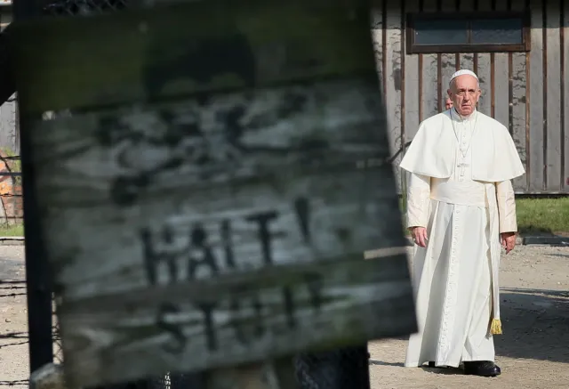 Papież w Auschwitz-Birkenau: Milczenie i modlitwa (WIDEO)