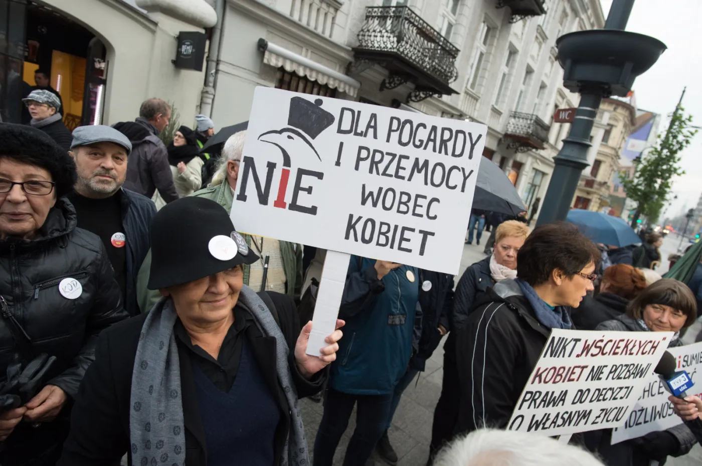 2704041-protest-parasolkowy-w-obronie-praw.jpg