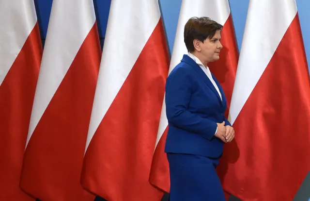 Szydło nie lubi mieć za sobą flagi UE? Tylko Polska flaga na konferencjach