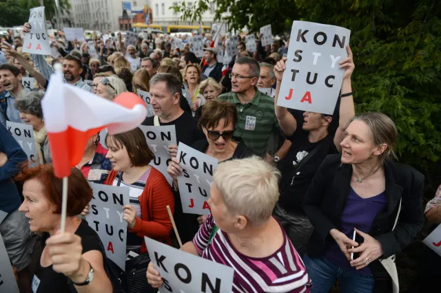 "Łańcuch światła" przed Sądem Najwyższym. Demonstracje pod siedzibami PiS