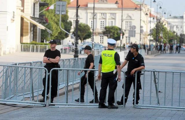 Zieliński: Liczba policjantów na miesięcznicach dostosowana do zagrożeń