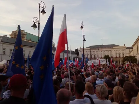 Manifestacja przed Pałacem Prezydenckim: Szczepkowska odczytała preambułę Konstytucji