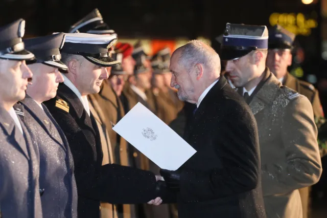 Antoni Macierewicz wręczył nominacje i odznaczenia w przeddzień święta niepodległości