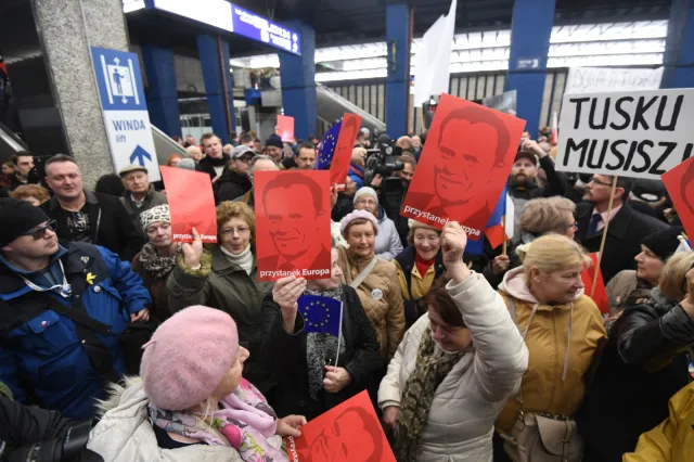 Tusk przyjechał do Warszawy. Na Dworcu Centralnym są jego zwolennicy i przeciwnicy